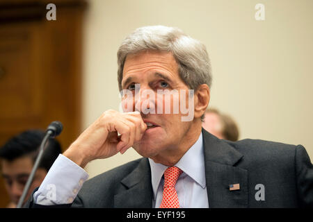 Washington, DC, USA. 28. Juli 2015. Secretary Of State John Kerry zusammen mit Ernest Montz, Sec für Energie und Jacob Lew, Sec des Finanzministeriums, Zeugen im Haus Foreign Relations Committee über die jüngste Iran/US/EU-Vereinbarung. Bildnachweis: Patsy Lynch/Alamy Live-Nachrichten Stockfoto