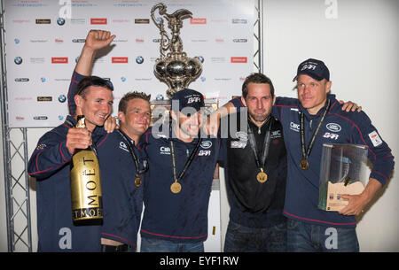 In der Champagne, Sir Ben Ainslie (vierter von links) Posen mit Mitgliedern seines Teams segeln nach dem Gewinn der LVACWS abgedeckt Stockfoto