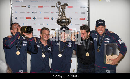 Mcc0063997 bedeckt in der Champagne, Sir Ben Ainslie (vierter von links) Posen mit Mitgliedern seines Teams segeln nach dem Gewinn der Ame Stockfoto