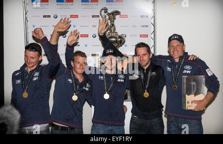 In der Champagne, Sir Ben Ainslie (vierter von links) Posen mit Mitgliedern seines Teams segeln nach dem Sieg LVACWS Portsmouth abgedeckt Stockfoto