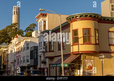 North Beach Architektur mit Coit Tower im Hintergrund, von der Filbert St aus gesehen, einem steilen Hügel in der North Beach Gegend, San Francisco, Kalifornien Stockfoto