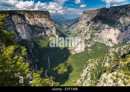 Vikos-Schlucht im Vikos-Aoos Nationalpark in Zagoria, Griechenland aus der Sicht der Beloi in der Nähe gesehen Stockfoto