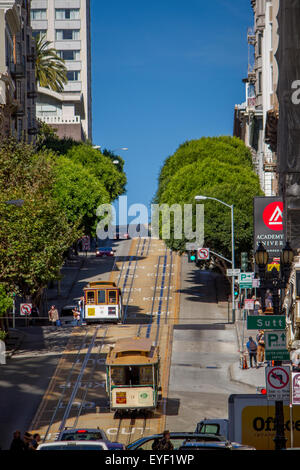 Zwei Cable Cars auf der Powell Mason Linie, die die Powell St in San Francisco, Kalifornien, USA, besteigen Stockfoto