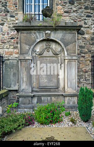 Das Grab von Adam Smith (1723-1790), schottischer Philosoph und Ökonom in der Canongate Kirkyard in Edinburgh. Stockfoto