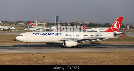 ISTANBUL, Türkei - 9. Juli 2015: Turkish Airlines Airbus A330-343 (CN 1298) startet vom Flughafen Istanbul-Atatürk. THY ist die Stockfoto