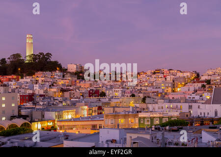 Coit Tower und Telegraph Hill in der Abenddämmerung von einem Dach in Chinatown, San Francisco, Kalifornien Stockfoto