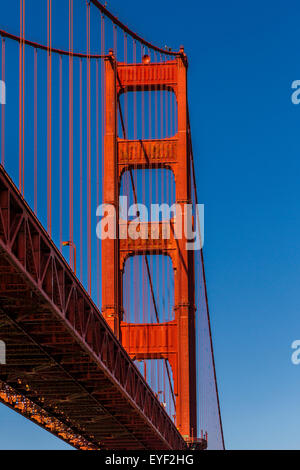 Stahlhängeseile an einem der riesigen aufrechten Türme der Golden Gate Bridge, San Francisco, Kalifornien, USA Stockfoto
