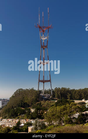 Sutro Tower, ein dreigleisiger TV- und Radioantennenturm auf einem Hügel bei Twin Peaks, San Francisco, Kalifornien Stockfoto