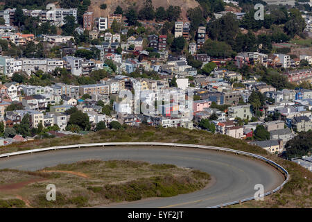 Sharp Bend in der Straße bei Twin Peaks, hoch über der Stadt San Francisco mit den Häusern und Wohnungen von Clarendon Heights im Hintergrund. Stockfoto