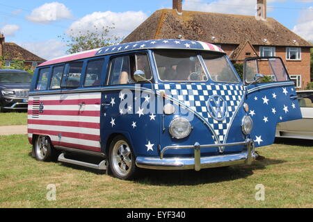 EIN OLDTIMER VW VOLKSWAGEN SPLITSCREEN-CAMPER VAN BUS IN AMERIKANISCHEN USA FLAGGE FARBEN BEI EINER OLDTIMER-SHOW IN GROßBRITANNIEN Stockfoto