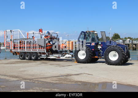 RNLI inshore Rettungsboot auf Anhänger mit Traktor bei Roggen Hafen East Sussex England UK Stockfoto