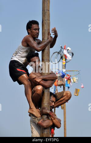 Areca-Nuss Baum klettern Wettbewerb oder Panjat Pinang ist eine der Aktivitäten von der indonesischen Bevölkerung Unabhängigkeit feiern Stockfoto