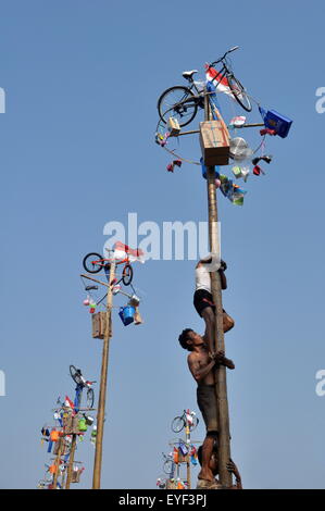 Areca-Nuss Baum klettern Wettbewerb oder Panjat Pinang ist eine der Aktivitäten von der indonesischen Bevölkerung Unabhängigkeit feiern Stockfoto