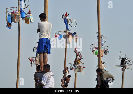 Areca-Nuss Baum klettern Wettbewerb oder Panjat Pinang ist eine der Aktivitäten von der indonesischen Bevölkerung Unabhängigkeit feiern Stockfoto