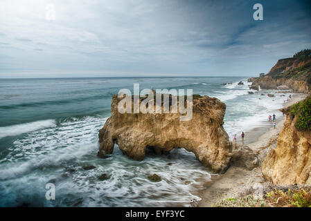 Dynamisches Licht auf ein Monolith in Malibu Stockfoto