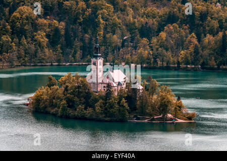 Panoramablick von Bled auf Klippe mit Hochalpen im Hintergrund, Landschaft rund um See mit Stadt Bled und in der Nähe der katholischen Kirche Stockfoto