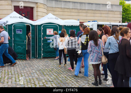 Warteschlange an tragbaren Toiletten während festival Stockfoto