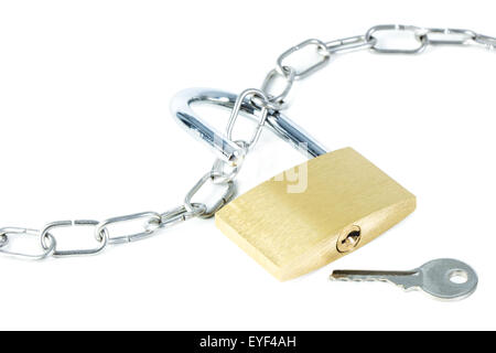 Metall-Kette, eine unverschlossene Vorhängeschloss angezeigt Schlüsselloch und ein Schlüssel, der isoliert auf weißem Hintergrund Stockfoto