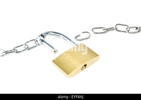 Kaputte Metallkette und eine unverschlossene Vorhängeschloss zeigt Schlüsselloch, isoliert auf weißem Hintergrund Stockfoto