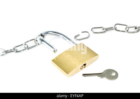 Gebrochene Metallkette, entsperrt Vorhängeschloss angezeigt Schlüsselloch und ein Schlüssel, der isoliert auf weißem Hintergrund Stockfoto