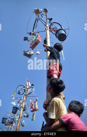 Areca-Nuss Baum klettern Wettbewerb oder Panjat Pinang ist eine der Aktivitäten von der indonesischen Bevölkerung Unabhängigkeit feiern Stockfoto