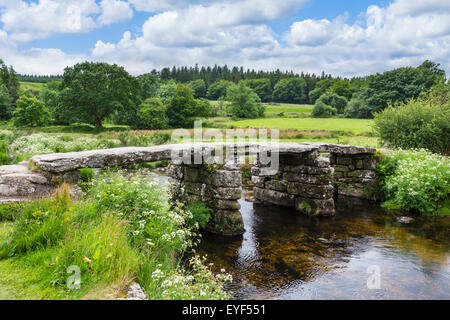 Die historischen Klöppel-Brücke über den East Dart River in Postbridge, Dartmoor, Devon, England, UK Stockfoto