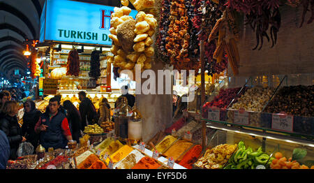 Getrocknete Früchte im Gewürzbasar, Istanbul, Türkei Stockfoto