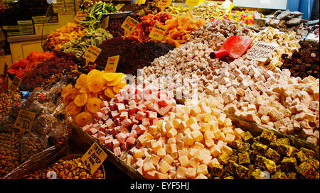 Getrocknete Früchte im Gewürzbasar, Istanbul, Türkei bunte Reihe von türkischen Süßigkeiten in der Gewürzbasar, Istanbul, Türkei Stockfoto