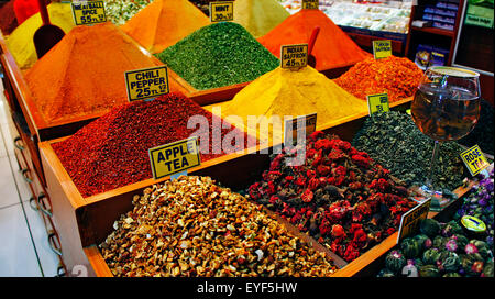 Getrocknete Früchte im Gewürzbasar, Istanbul, Türkei-türkischer und arabischer Gewürze am Markt in Istanbul Stockfoto