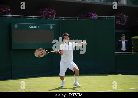 27.06.2015. die Wimbledon Tennis Championships 2015 statt in The All England Lawn Tennis and Croquet Club, London, England, UK. Kei NISHIKORI (JPN) [5] Praktiken auf Platz 5. Stockfoto