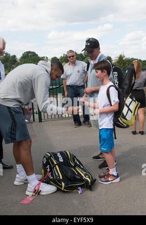 27.06.2015. die Wimbledon Tennis Championships 2015 statt in The All England Lawn Tennis and Croquet Club, London, England, UK. Jo-Wilfried TSONGA (FRA) [13] findet ein Schweißband aus seinem Seesack, um ein Fan zu geben. Stockfoto