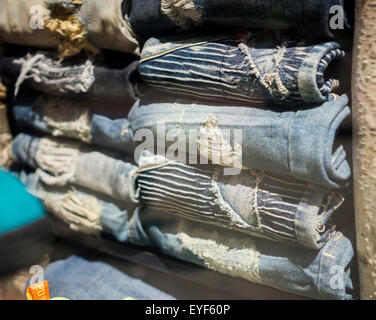 Distressed Denim in einem Schaufenster im Herald Square in New York am Freitag, 24. Juli 2015.  (© Richard B. Levine) Stockfoto