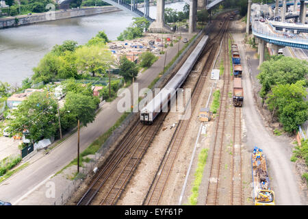 Eine Metro-North-s-Bahn fährt neben dem Harlem River in der Bronx in New York auf Samstag, 25. Juli 2015.  (© Richard B. Levine) Stockfoto