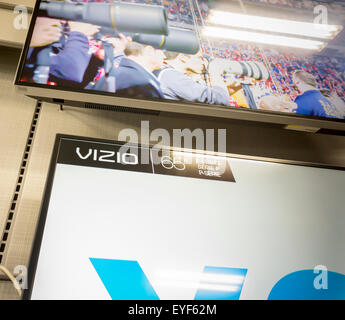 Die beliebte Vizio Marke Flachbild-Fernseher in einem Best Buy am Montag, 27. Juli 2015 in New York. Vizio reichte seine Form s-1 bei der SEC zur Vorbereitung eines Börsengangs. Das Unternehmen fertigt preiswerte Flachbild-Fernsehern in über 8000 Einzelhändler in den USA erhältlich Es spürt auch Ihre Sehgewohnheiten auf seiner Internet-fähigen Fernsehern sammeln Sehgewohnheiten, die es zu monetarisieren kann für die Werbewirtschaft.  (© Richard B. Levine) Stockfoto