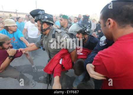 (150728)--JERUSALEM, 28. Juli 2015 (Xinhua)--israelische Sicherheit Kräfte Handgemenge mit israelischen Siedler, die sich weigern, bei der Evakuierung des illegalen Bauten, wo sich Siedler in der Westbank-Siedlung von Beit El, am 28. Juli 2015 verbarrikadiert, zu verlassen. Der israelische Ministerpräsident Benjamin Netanyahu sagte am Dienstag, dass seine Regierung lehnt ein High Court um zwei illegalen Bauten in der West Bank-Siedlung von Beit El zu zerstören. Seine Bemerkung kam nach Grenzpolizei Paramilitärs die so genannten Dreinoff Gebäuden über Nacht übernahm. Der Umzug folgte eine Bestellung durch den obersten Gerichtshof, de Stockfoto