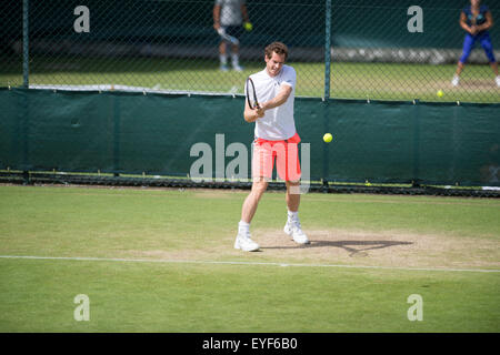 28.06.2015. die Wimbledon Tennis Championships 2015 statt in The All England Lawn Tennis and Croquet Club, London, England, UK. Andy MURRAY (GBR) [3] Verfahren auf der Aorangi üben Gerichte von Trainer Amelie Mauresmo (in schwarz) beobachtet. Stockfoto