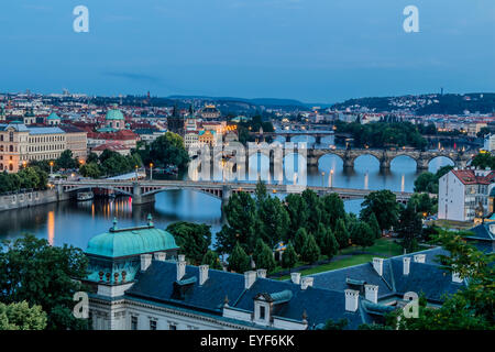 Panoramablick auf der Karlsbrücke in der Abenddämmerung Prag. Schöne Sehenswürdigkeit in Böhmen Stockfoto