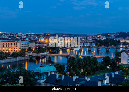 Panoramablick auf der Karlsbrücke in der Abenddämmerung Prag. Schöne Sehenswürdigkeit in Böhmen Stockfoto