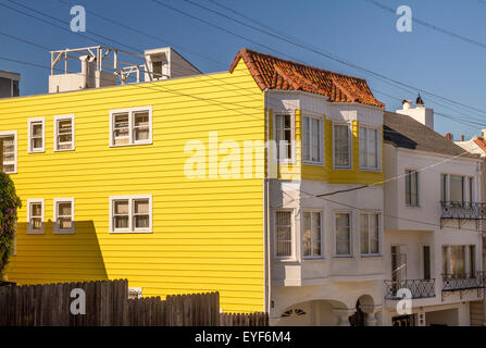 Ein helles gelb-weißes klatschtafenster mit Erkerfenstern in der Nähe des Russian Hill in San Francisco, Kalifornien, USA Stockfoto