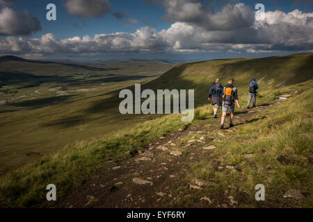 Wanderer Richtung vom Ingleborough Richtung Ribblehead entlang den Höhenrücken in Richtung Simon Fell und Park verliebte sich in die Landschaft der Yorkshire Dales, UK Stockfoto