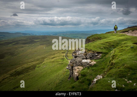 Walker Absteigend aus Pen-y-Gent in den Yorkshire Dales mit schöner Aussicht von oben Stockfoto