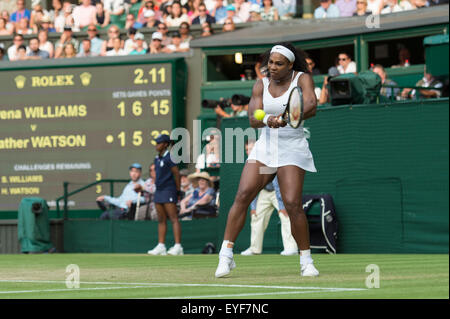 03.07.2015. die Wimbledon Tennis Championships 2015 statt in The All England Lawn Tennis and Croquet Club, London, England, UK. Serena WILLIAMS (SRB) [1] V Heather Watson GBR) auf dem Centre Court. Stockfoto