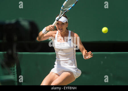 09.07.2015. die Wimbledon Tennis Championships 2015 statt in The All England Lawn Tennis and Croquet Club, London, England, UK. Garbine MUGURUZA (ESP) [20] (Adidas-Logo, vollständige Lsce Rock) V Agnieszka RADWANSKA (POL) [13] (Arbeitstag Logo Rock mit Spitze nur ein Stockfoto