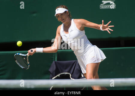 09.07.2015. die Wimbledon Tennis Championships 2015 statt in The All England Lawn Tennis and Croquet Club, London, England, UK. Garbine MUGURUZA (ESP) [20] (Adidas-Logo, vollständige Lsce Rock) V Agnieszka RADWANSKA (POL) [13] (Arbeitstag Logo Rock mit Spitze nur ein Stockfoto