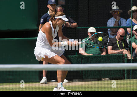 09.07.2015. die Wimbledon Tennis Championships 2015 statt in The All England Lawn Tennis and Croquet Club, London, England, UK. Garbine MUGURUZA (ESP) [20] (Adidas-Logo, vollständige Lsce Rock) V Agnieszka RADWANSKA (POL) [13] (Arbeitstag Logo Rock mit Spitze nur ein Stockfoto