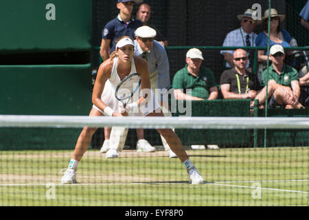 09.07.2015. die Wimbledon Tennis Championships 2015 statt in The All England Lawn Tennis and Croquet Club, London, England, UK. Garbine MUGURUZA (ESP) [20] (Adidas-Logo, vollständige Lsce Rock) V Agnieszka RADWANSKA (POL) [13] (Arbeitstag Logo Rock mit Spitze nur ein Stockfoto