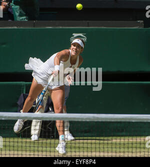 09.07.2015. die Wimbledon Tennis Championships 2015 statt in The All England Lawn Tennis and Croquet Club, London, England, UK. Garbine MUGURUZA (ESP) [20] (Adidas-Logo, vollständige Lsce Rock) V Agnieszka RADWANSKA (POL) [13] (Arbeitstag Logo Rock mit Spitze nur ein Stockfoto