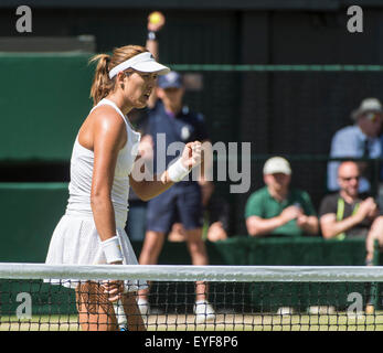 09.07.2015. die Wimbledon Tennis Championships 2015 statt in The All England Lawn Tennis and Croquet Club, London, England, UK. Garbine MUGURUZA (ESP) [20] (Adidas-Logo, vollständige Lsce Rock) V Agnieszka RADWANSKA (POL) [13] (Arbeitstag Logo Rock mit Spitze nur ein Stockfoto