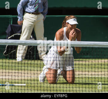 09.07.2015. die Wimbledon Tennis Championships 2015 statt in The All England Lawn Tennis and Croquet Club, London, England, UK. Garbine MUGURUZA (ESP) [20] (Adidas-Logo, vollständige Lsce Rock) V Agnieszka RADWANSKA (POL) [13] (Arbeitstag Logo Rock mit Spitze nur ein Stockfoto