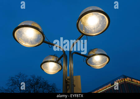 Straßenlaterne Abend gegen einen dunkelblauen Himmel Stockfoto